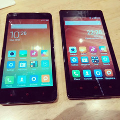 Xiaomi Redmi 2S (links) neben dem Redmi 1S (rechts)
