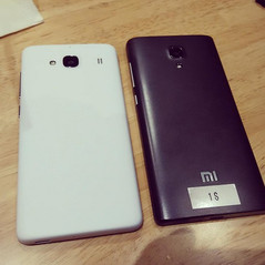Xiaomi Redmi 2S (links) neben dem Redmi 1S (rechts)