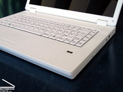 So wurde das gesamte Gehäuse mit einer gummierten Oberfläche versehen, dies sich samtartig anfühlt.