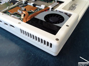 Der Lüfter dreht auch im Idle Betrieb in regelmäßigen Abständen kurzfristig bis auf maximale Drehzahl hoch und sorgt damit für eine unangenehme Geräuschkulisse.