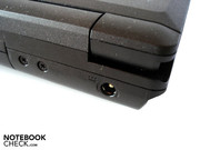 Der Stromeingang ist auf der Rückseite angebracht.