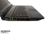 Die meisten Anschlüsse sind auf der linken Seite zu finden.