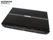 Das Notebook wird von matten Oberflächen dominiert.