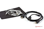 Üppiges Zubehör: Mikrofasertuch, Headset, USB-Adapter, HDMI-Kabel.