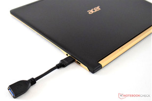 Herkömmliche USB-Geräte müssen mit Hilfe des mitgelieferten Adapters verbunden werden.