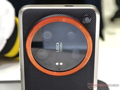 Das Xiaomi 14 Ultra mit neuer Leica-Kamera und dem überarbeiteten Photography Kit stellt sich dem Vorgänger und einigen Konkurrenten. (Bild: Notebookcheck)