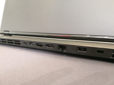 Die Anschlüsse auf der Rückseite des Y530 unterscheiden sich ein wenig von denen des Y730