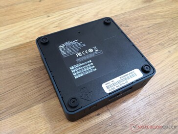 Gummierte Schrauben können ohne Schraubendreher entfernt oder angezogen werden. VESA-Befestigungslöcher sind 90 mm voneinander entfernt