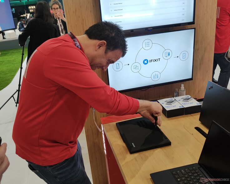 Christoph Blindenbacher beim Aufschrauben des Lenovo ThinkPad T14 Gen 7.