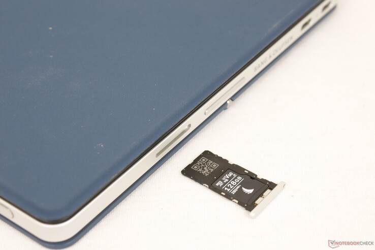 Zum Öffnen des MicroSD-Slots wird eine Nadel benötigt