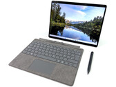 Die passende Tastatur und der Surface Pen sind nicht im Lieferumfang des Microsoft Surface Pro 9 enthalten (Bild: Andreas Osthoff)