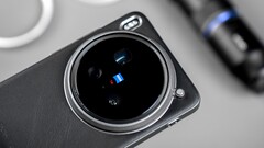 Das Vivo X200 Ultra inklusive Handgriff und Teleconverter: Die Basis für teils herausragende Fotos und Videos, die frühe Tester und User bereits mit dem Zeiss-Kamera-Flaggschiff erstellt haben. (Bildquelle: Weibo)