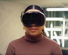 Das Steam Frame VR-Headset, dargestellt an einer Gamerin