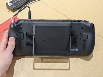 Wechselbarer Akku des OneXPlayer Apex Air mit Intel Arc G3 Extreme.