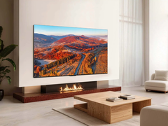 Der TCL QM8L/C8L an der Wand montiert.