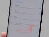 Wie im Bild zu sehen wird OnePlus dem Nutzer die Wahl überlassen, wie schnell das Display sein soll. (Bild: TrueTech)