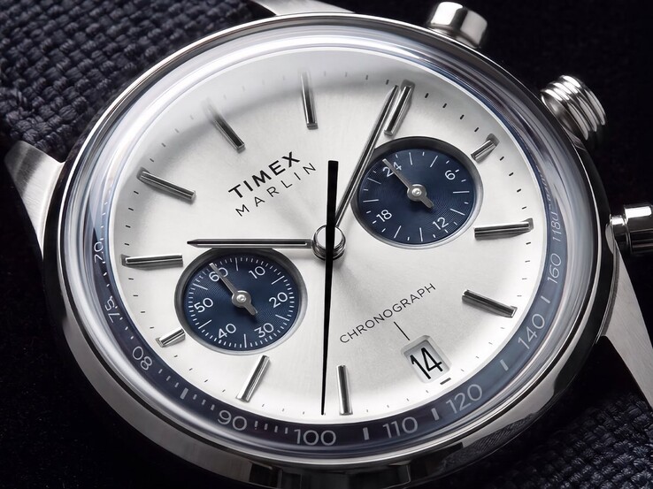 Nahaufnahme des Timex Marlin Jet Chronograph TW2Y89900 mit silberweißem Zifferblatt, dunkelblauen Hilfszifferblättern, applizierten Stundenmarkierungen, Stabzeigern, Tachymeterskala und Datumsfenster.
