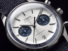 Timex Marlin Jet Chronograph TW2Y89900 mit silberweißem Zifferblatt und blauen Hilfszifferblättern