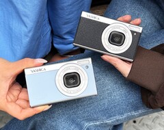 Die Yashica Tank wird in vier Farben angeboten, inklusive Hellblau und Schwarz.