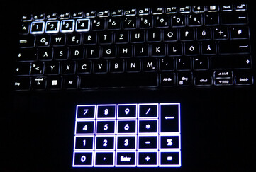 Tastatur und zusätzliches Nummernfeld sind beleuchtet.