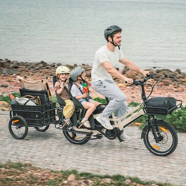 Mit einem Frontgepäckträger und dann noch einen Anhängen lassen sich wahrlich Kind und Kegel transportieren