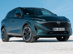 Der Nissan Qashqai e-Power bekommt für das neue Modelljahr einen effizienteren und leiseren seriellen Hybridantrieb, der den Crossover preislich in die Nähe des Elektro-SUV Ariya rückt (Bild: Nissan).