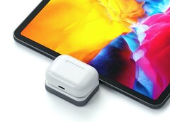 Das neue drahtlose Ladedock von Satechi für die Apple AirPods ist deutlich kompakter als die meisten Alternativen. (Bild: Satechi)
