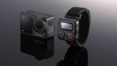 Die DJI Osmo Action 4 will mit einer Art Smartwatch zur Fernsteuerung und weiterem praktischem Zubehör GoPro Hero 12 Interessenten locken. (Bild via SnoopyTech)