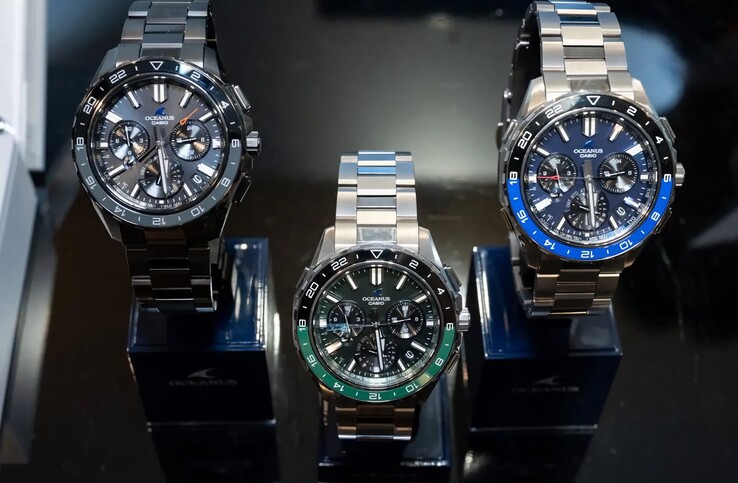 Drei Casio Oceanus OCW-P3000-Uhren in den Farben Blau, Grün und Schwarz, nebeneinander angeordnet.
