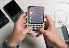 Der Clicks Communicator fällt trotz Tastatur relativ kompakt aus.