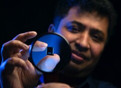 Wilfred Gomes, einer von Intels Ingenieuren, hält stolz einen Foveros-Chip, der aus mehreren Schichten besteht. (Bild: Intel)