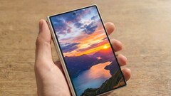 Samsungs Galaxy Z Wide Fold soll bereits im Sommer in recht hohen Stückzahlen verfügbar sein, laut Industriebericht. (Bildquelle: Ice Universe)