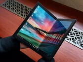 Lenovo zeigt sein erstes faltbares Notebook mit flexiblem Display (Bild: TheVerge)