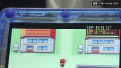 Nahaufnahme des transparent-blauen FPGBA SP mit laufendem Pokémon-Spiel und einer eingeblendeten Bildrate von 59,74 FPS