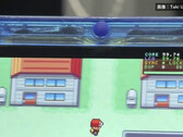 Nahaufnahme des transparent-blauen FPGBA SP mit laufendem Pokémon-Spiel und einer eingeblendeten Bildrate von 59,74 FPS
