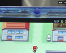 Nahaufnahme des transparent-blauen FPGBA SP mit laufendem Pokémon-Spiel und einer eingeblendeten Bildrate von 59,74 FPS