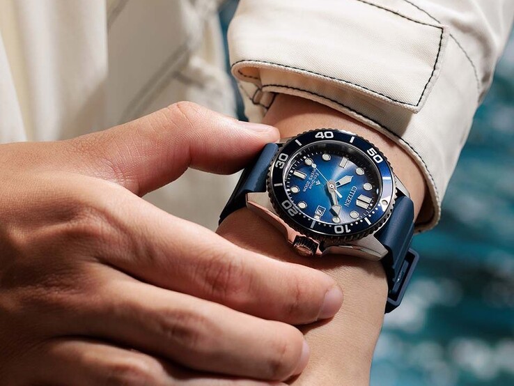 Eine Person trägt eine Citizen Promaster Marine BN0267-04L mit blauem Farbverlaufszifferblatt und blauem Armband am Handgelenk