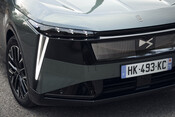 DS N°7: Das kamerabasierte aktive Fahrwerk scannt die Straße für maximalen Komfort im Luxus-BEV.