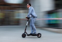Volkswagen will künftig einen Sharing-Service für E-Scooter testen (Quelle: Nicolas Armer/dpa)
