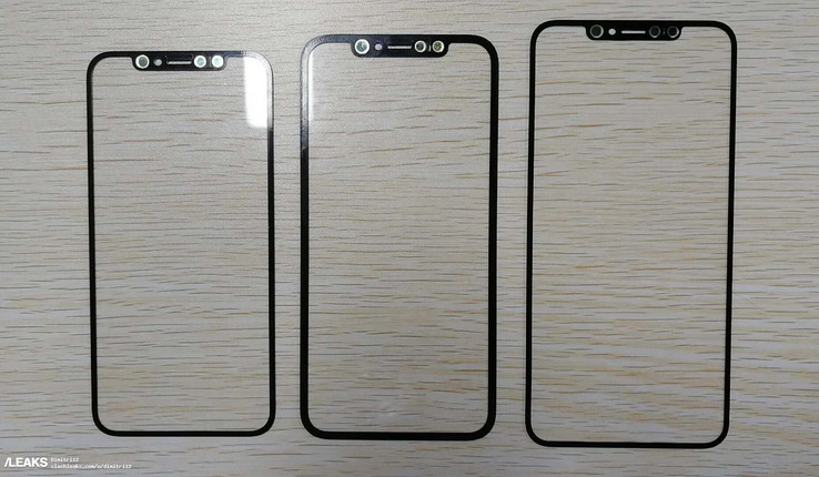 Alle drei iPhones des Jahres 2018 nebeneinander. Das günstigste steckt in der Mitte.