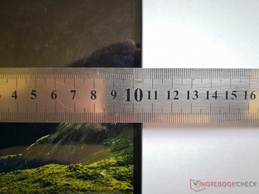 Asus wirbt mit einem Rand von 2,9 mm, aber nach unseren Messungen sind es eher 4,8 mm