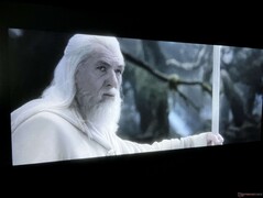 Details bleiben auch in schwierigen Bereichen wie Gandalfs Haaren klar erkennbar. Außerdem gibt es keine Farbsäume oder Lichthöfe um seinen Stab herum. (Bild: The Lord of the Rings: The Return of the King von New Line Cinema)