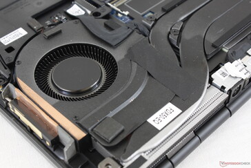 Die Kühlung besteht aus zwei Lüftern mit einem Durchmesser von ~45 bis ~50 mm, die durch drei große Kupferheatpipes miteinander verbunden sind