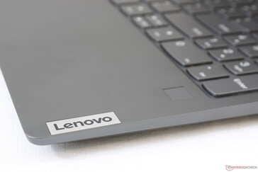 Lenovo-Logo ähnelt dem ThinkBook. Die Gehäusequalität unseres Testgeräts ist ausgezeichnet und wir konnten keine produktionsbedingten Mängel feststellen