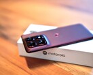 Schlank ist das Motorola Edge 70 Pro und bietet dennoch einen großen Akku und wireless charging.