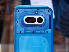 Das Nothing Phone (4a) wird in vier Farben angeboten, inklusive kräftigem Blau.