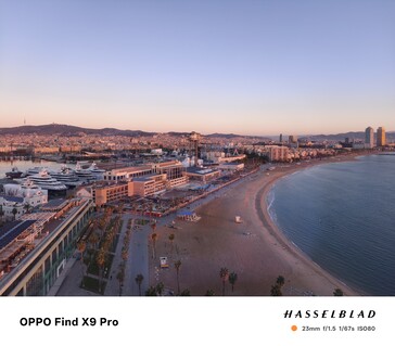 Probleme mit dem Weißabgleich beim Fotografieren aus dem Fenster im 16. Stock des W-Hotels in Barcelona bei Sonnenaufgang.