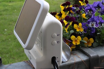 Die manuelle Bedienung ist möglich, zu sehen sind Ein- und Ausgang und der praktische Metallhaken