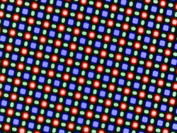 Das OLED-Display nutzt eine RGGB-Sub-Pixel-Matrix bestehend aus einer roten, einer blauen und zwei grünen Leuchtdioden.
