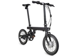 Der 208Wh-Akku des Qicycle E-Bikes ist leicht entnehmbar und kann separat geladen werden (Bild: Xiaomi)